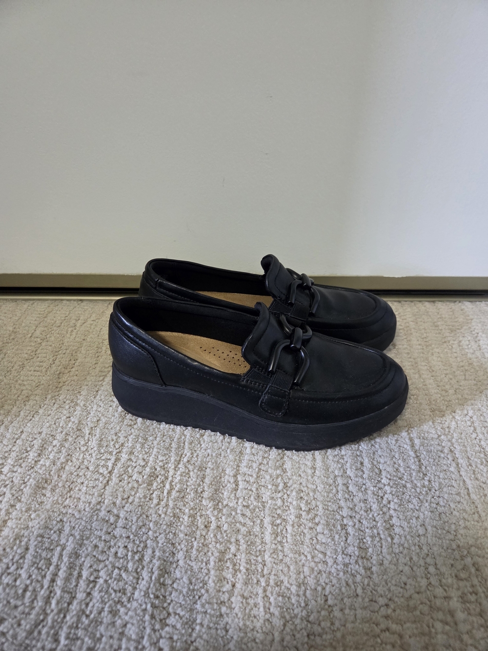 Clarks Black Leather Women's Loafers with Decorative Bit 6.5 - Picture 2 of 3